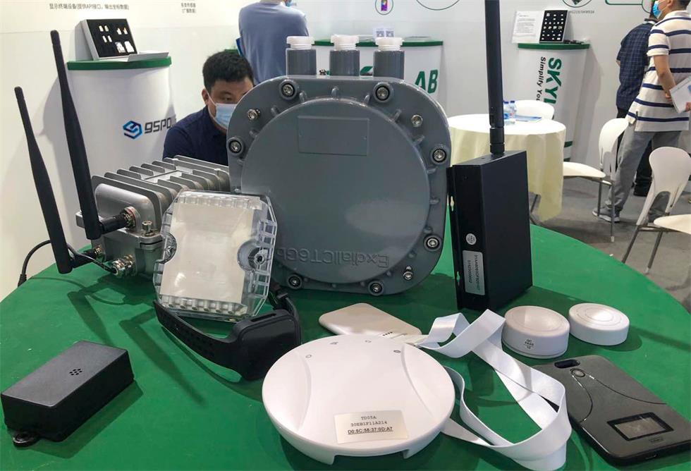 藍(lán)牙網(wǎng)關(guān)和UWB基站和iBeacon.jpg 藍(lán)牙網(wǎng)關(guān)和UWB基站和iBeacon.jpg