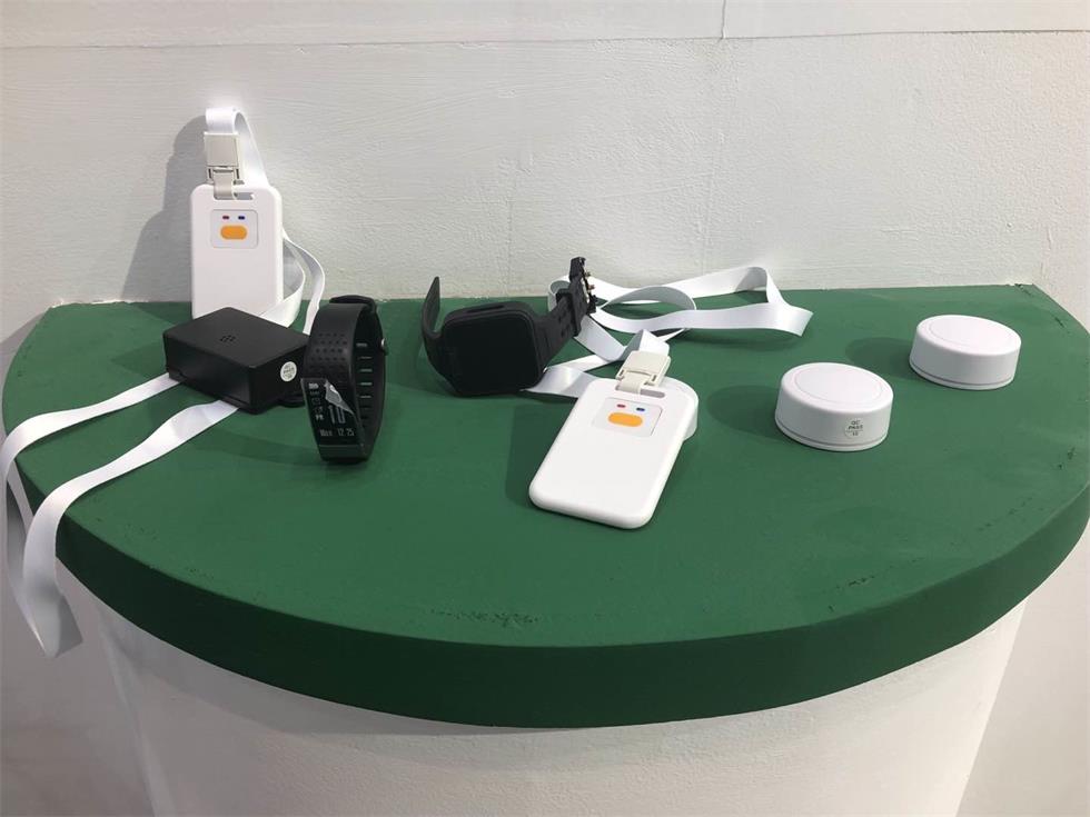 UWB標(biāo)簽和iBeacon和UWB手環(huán).jpg UWB標(biāo)簽和iBeacon和UWB手環(huán).jpg